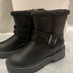 Sleek Black Winter Boots with Fleece Trim
